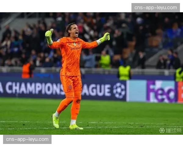 特写：国米门将索默神扑后，梅阿查球场北看台持续高歌五分钟