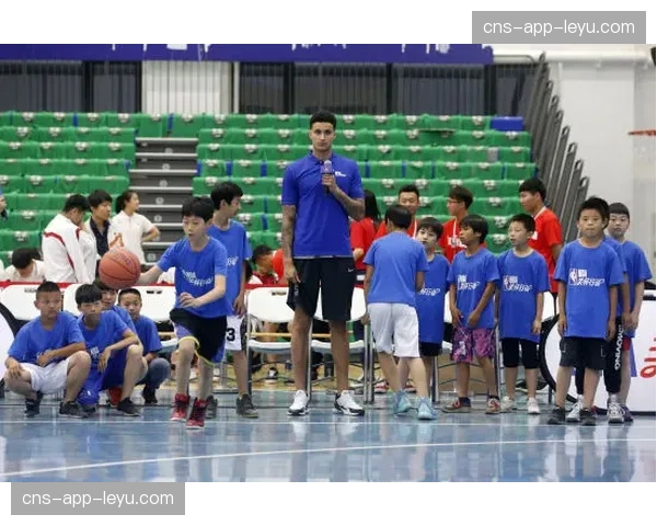 “NBA关怀行动：球员家属共同参与社区篮球场翻新活动”